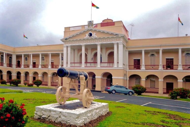 Parlamento de Guyana ubicado en Georgetown, ciudad donde se puede encontrar una PEO en Guyana