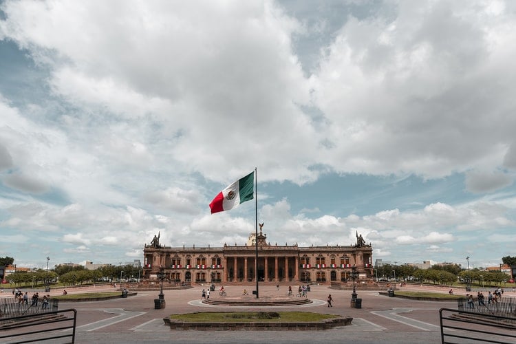 La bandera mexicana ondeando en Monterrey, donde tal vez desee pasar por la formación de SRL en México