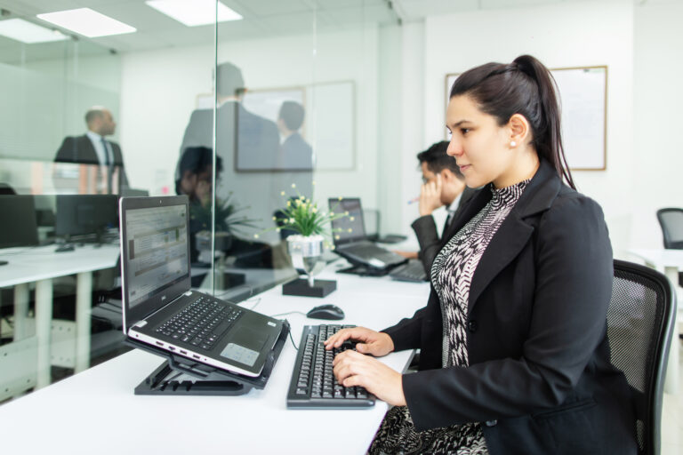 foto de una Mujer en una oficina, representando una ejecutiva de Biz Latin Hub trabajando en PEO en Perú.