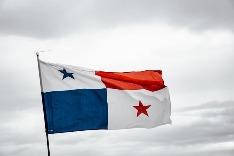 The Panamanian flag, you may be interested in a Panama Friendly Nations Visa (photo: Luis Gonzalez / Unsplash)