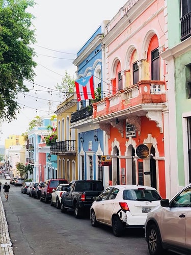 Una calle en Puerto Rico, donde es posible que desee contratar personal a través de un PEO (foto: Alex George / Unsplash)
