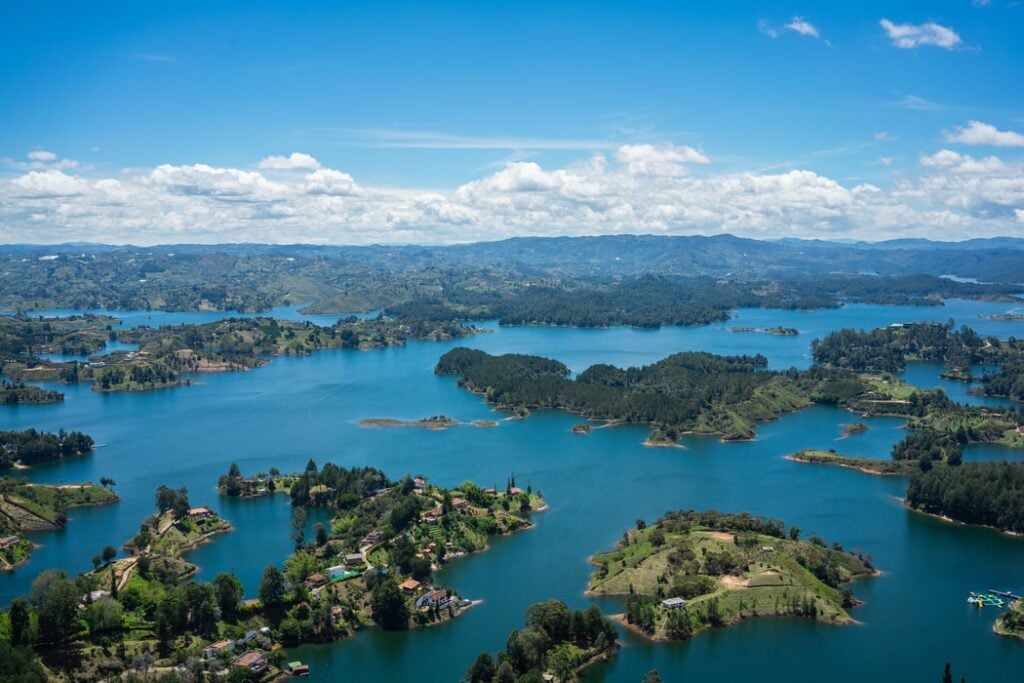 Una foto de Guatapé en el centro de Colombia, destacando los recursos naturales en el país que lo hacen maduro para la inversión verde (foto Robin Noguier / Unsplash)
