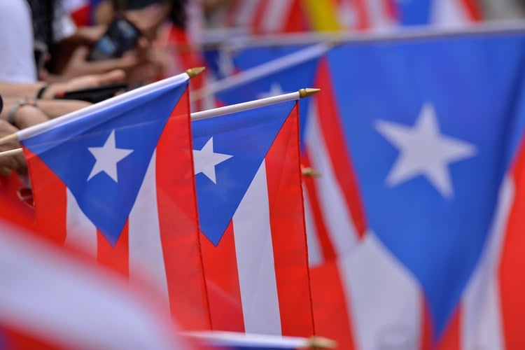 A photo of Puerto Rican flags, you may be interested in doing business in Puerto Rico (photo: Ricardo Dominguez / Unsplash)