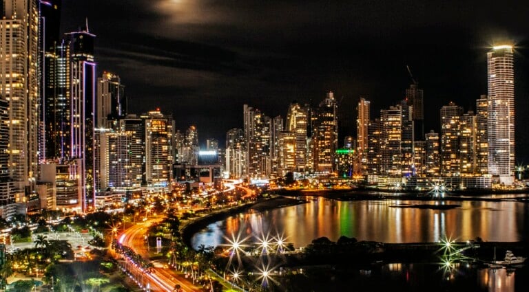 Ciudad de Panama de noche, ciudad en la puede solicitar una visa de naciones amigas de Panamá