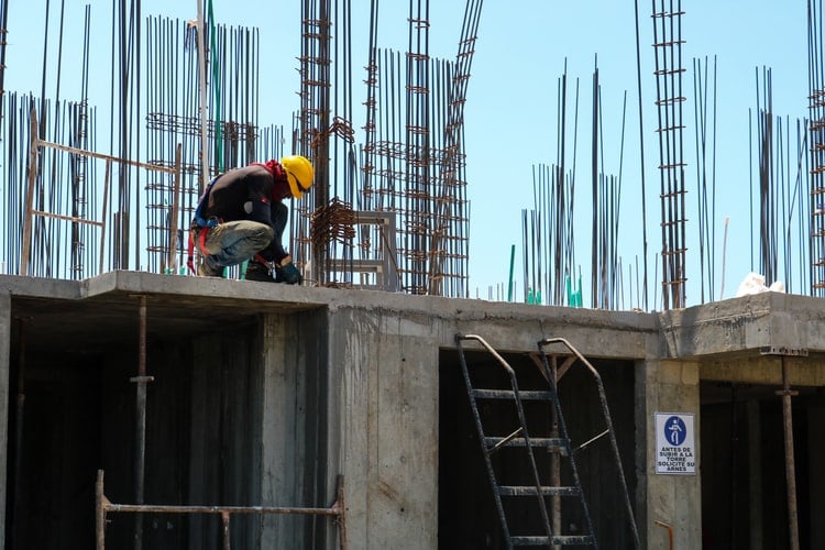 A photo of a worker in Colombia. Workers in four Andean countries can now move more freely as part of a new scheme promoting regional integration in Latin America