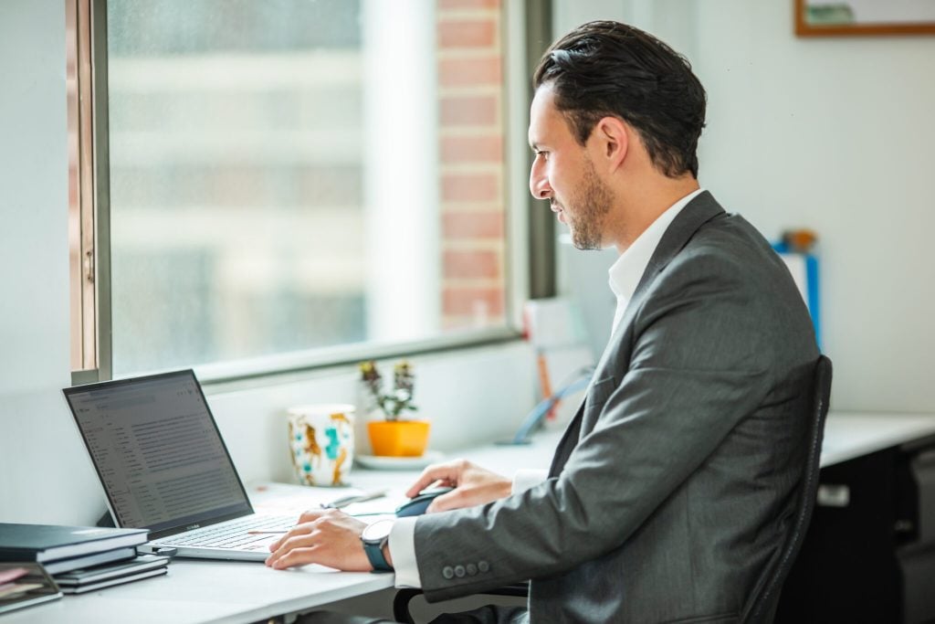 Photograph of a lawyer in a desk with a laptop, original from Biz latin hub's team.