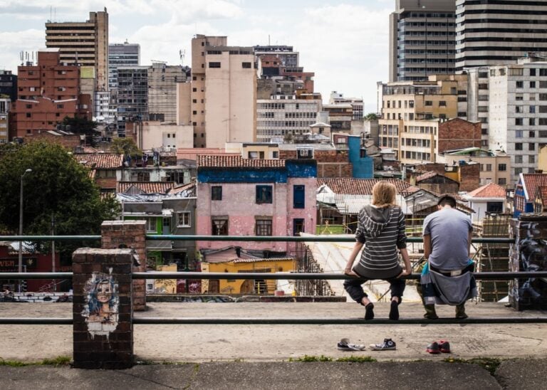 Uma fotografia de dois jovens em Bogotá. Uma recente reforma fiscal na Colômbia procura encorajar o emprego dos jovens