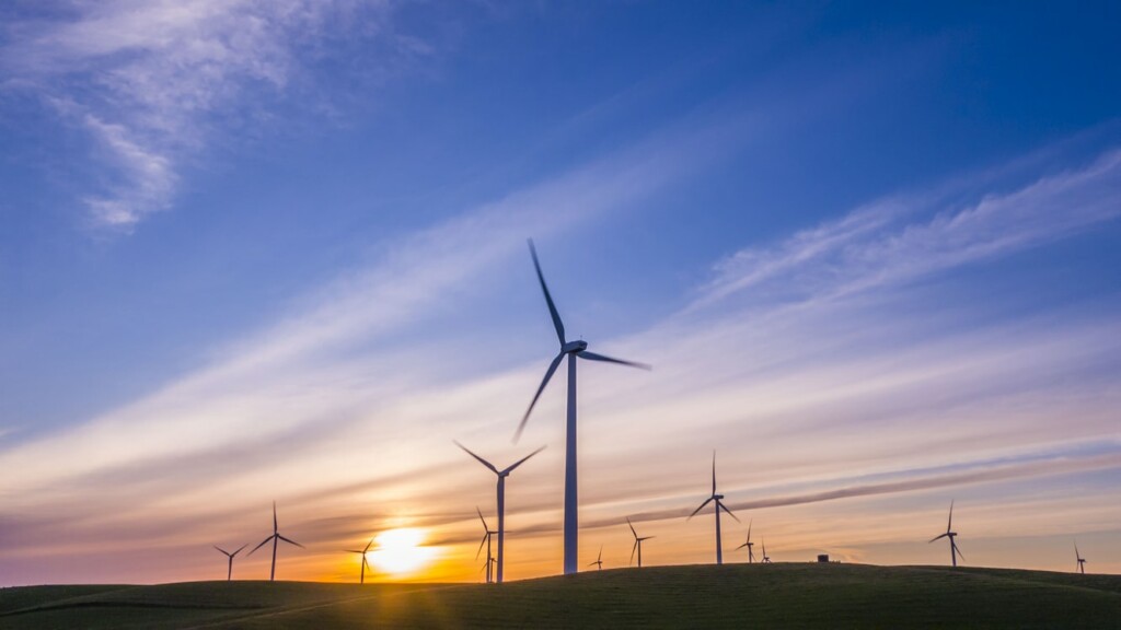 Una foto de turbinas eólicas. La energía renovable es una de las cosas que contempla un plan para animar a la gente a invertir en la economía verde de Costa Rica.