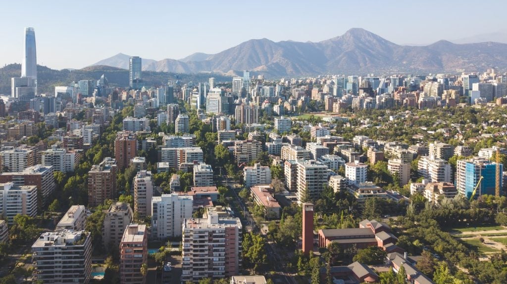 Una foto de Santiago, la capital de Chile, donde probablemente estará su abogado corporativo local.