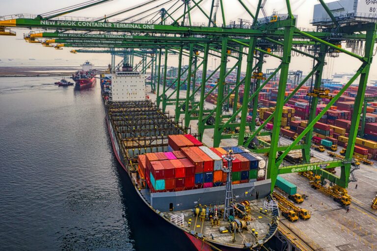 Ship in a port with containers, representing the merchandise whose value is affected by transfer pricing in Brazil. 