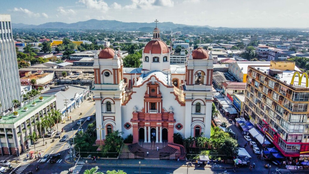 Una foto de la Catedral de San Pedro Apóstol en San Pedro Sula, Honduras. Imagen principal para el artículo de Honduras employer of record eor payroll outsourcing.