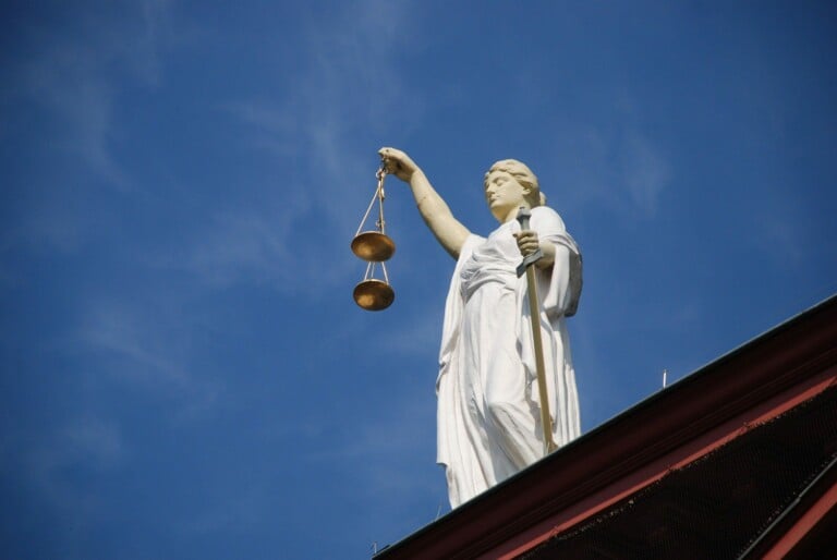 A justice statue main image for article on employment law in paraguay