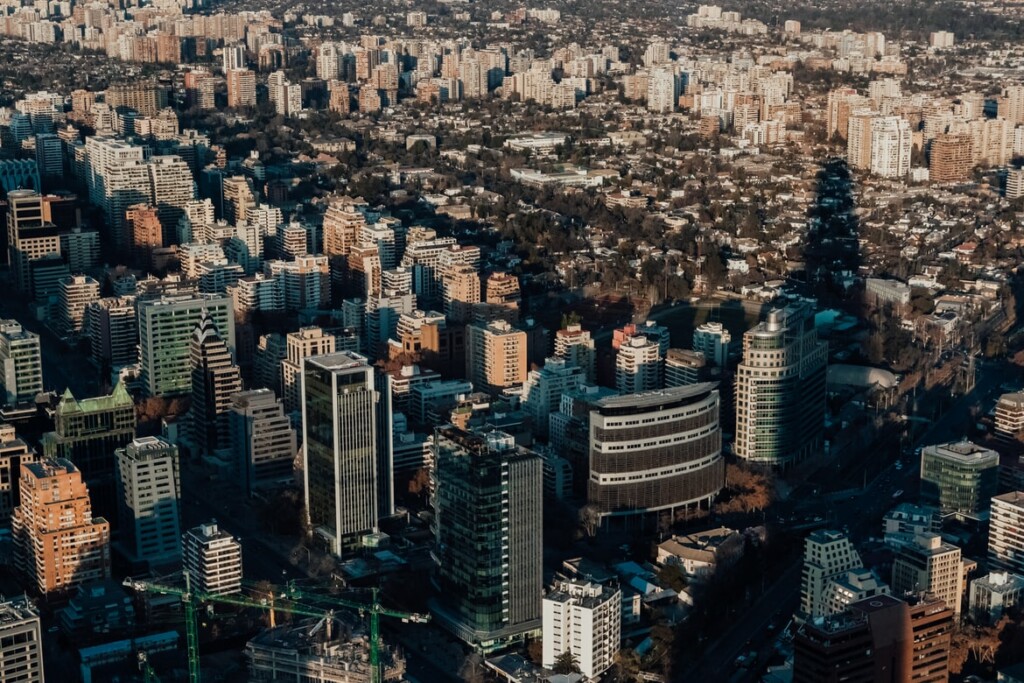 Santiago, la capital de Chile, que se espera que experimente un importante crecimiento según las nuevas previsiones de crecimiento del Banco Mundial para América Latina.