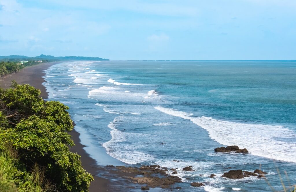 Una foto de Playa Hermosa en Costa Rica, un destino popular para los extranjeros interesados en iniciar un negocio en América Latina
