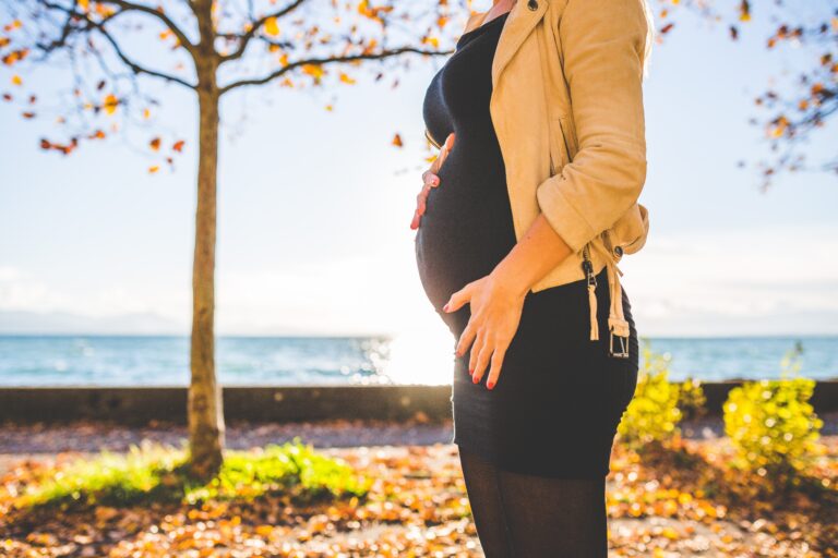 Una foto de archivo de una mujer embarazada que representa a alguien que utiliza las 12 semanas de permiso de maternidad permitidas por la ley de empleo en El Salvador.