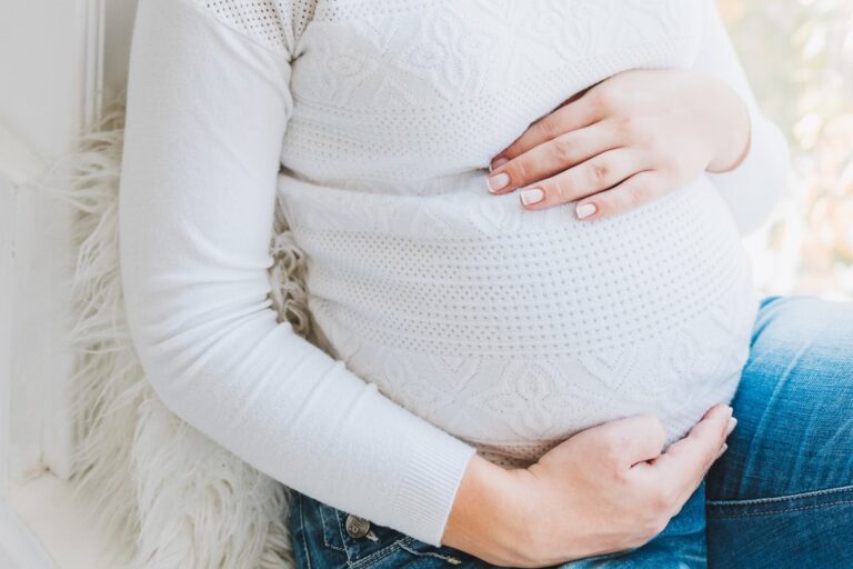 Una foto de archivo de una mujer embarazada que representa a una mujer con permiso de maternidad, que suele ser de 18 semanas según la legislación laboral en Paraguay