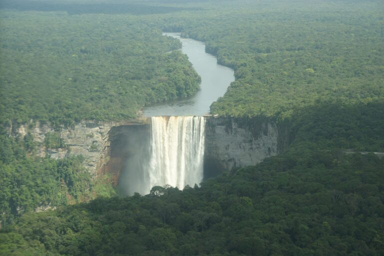 Una foto de una cascada en Guyana que destaca la belleza natural que atrae a los turistas. Actualmente no hay suficientes hoteles en Guyana para atender la demanda