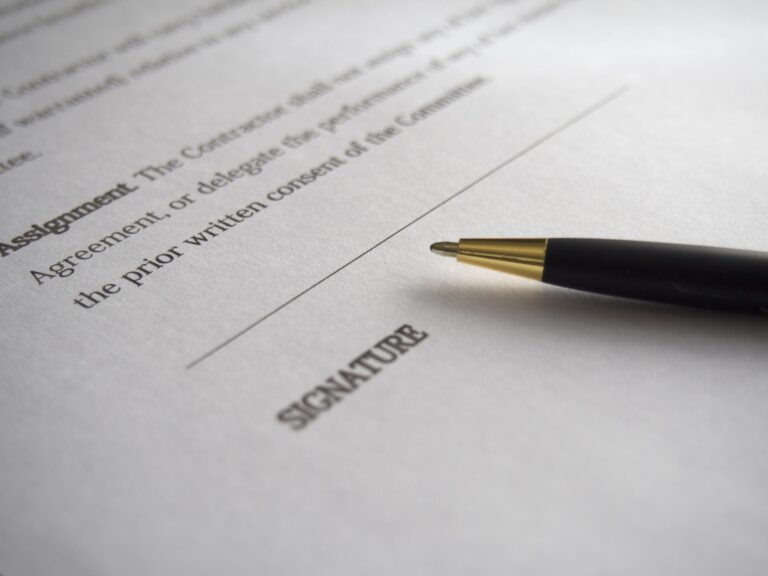 Foto de archivo de la firma de un contrato, que representa uno de los dos tipos principales de contrato de trabajo en la legislación laboral de El Salvador