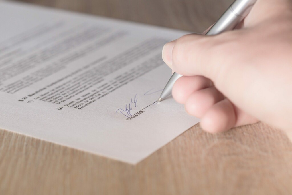 Imagen de archivo de una persona firmando un contrato, que representa uno de los tres tipos principales de contrato de trabajo en la legislación laboral de Paraguay