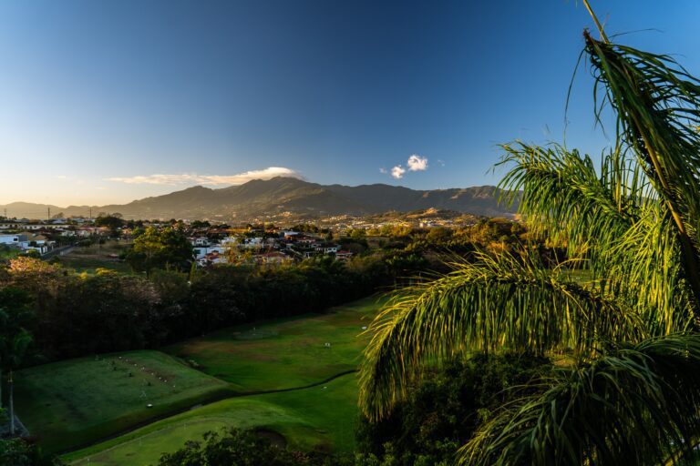 Una foto con vistas a San José, la capital de Costa Rica, donde tal vez quiera contratar un empleador de registro para proporcionar la tercerización de nóminas