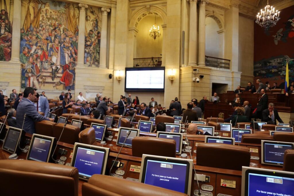 El Senado de Colombia, que acaba de aprobar una ley que protege el derecho a la desconexión laboral