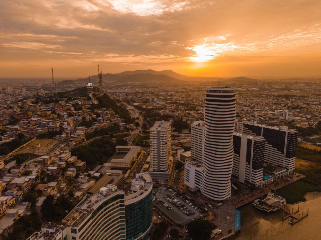 Una foto de Guayaquil, apoyando un artículo sobre los requisitos de visado de inversión de Ecuador.