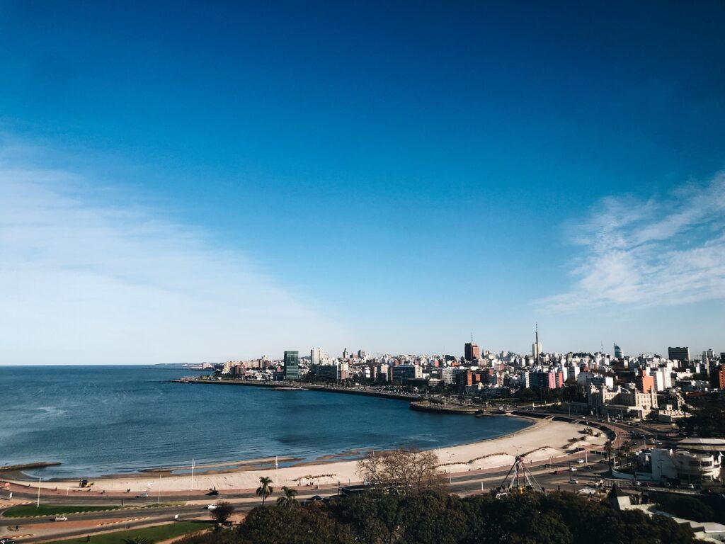 Uma fotografia de Montevideo, a capital do Uruguai, onde uma EOR pode contratar pessoal em seu nome