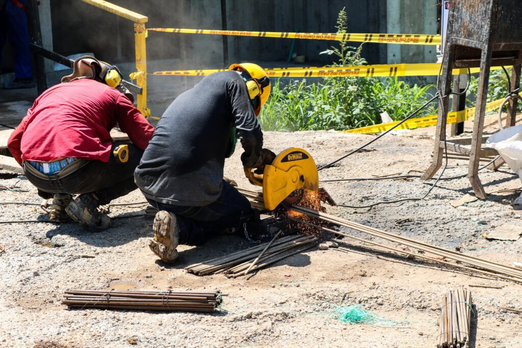 Imagen de archivo de trabajadores de la construcción en Colombia, donde el salario mínimo experimentará una subida histórica en 2022.
