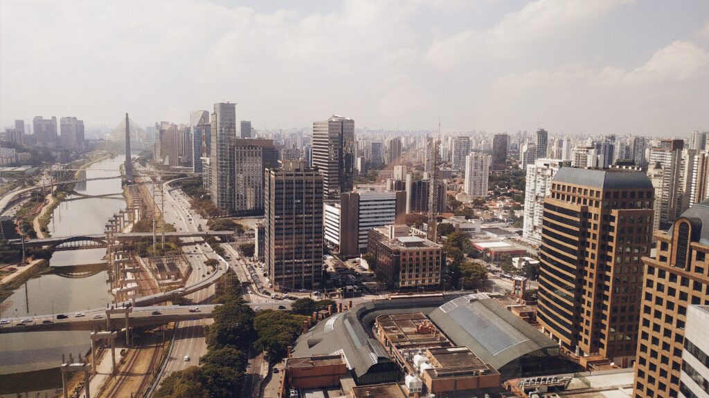 Uma imagem de São Paulo, a maior cidade do Brasil, onde poderá querer procurar um agente de formação de empresas para o assistir na constituição de empresas