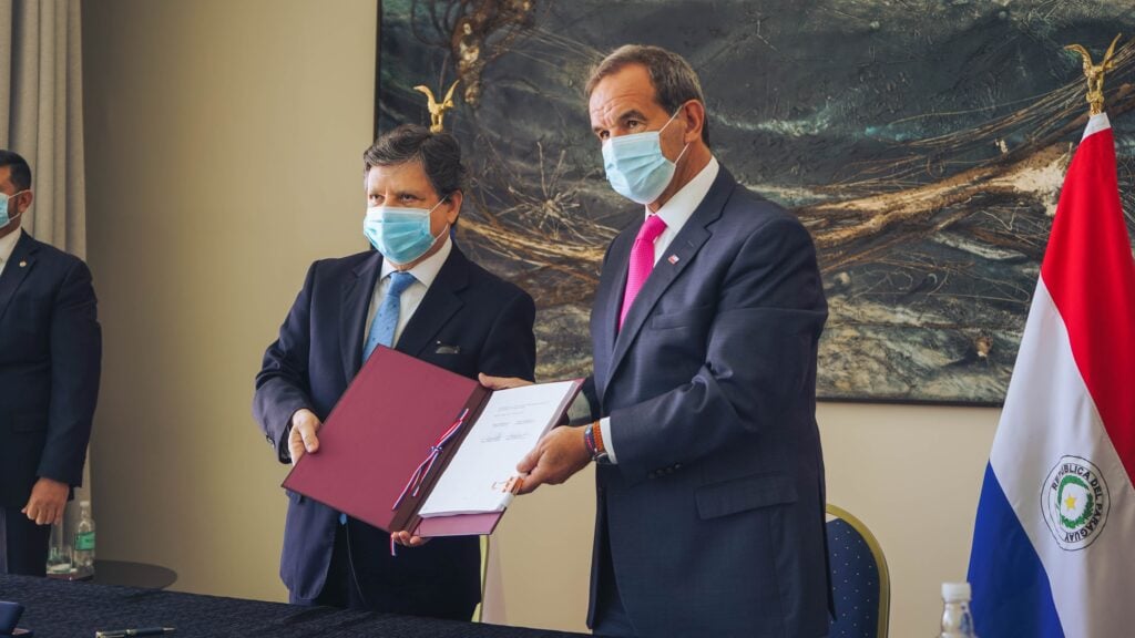 Paraguay and Chile's ministers of foreign relations, Euclides Acevedo and Andrés Allamand present the Chile Paraguay Free Trade Agreement after signing it in Santiago (Source: SUBREI)