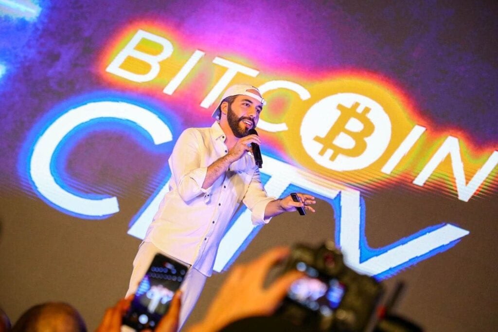 El presidente de El Salvador, Nayib Bukele, anuncia la Ciudad Bitcoin. El criptointercambio argentino Lemon Cash ha utilizado el país para evitar la supervisión de las autoridades financieras en su país de origen.