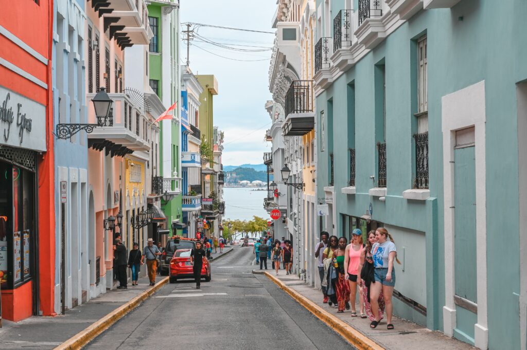 Una foto de San Juan, la capital de Puerto Rico, donde muchos inversores optan por contratar a través de un empleador de registro / EOR.