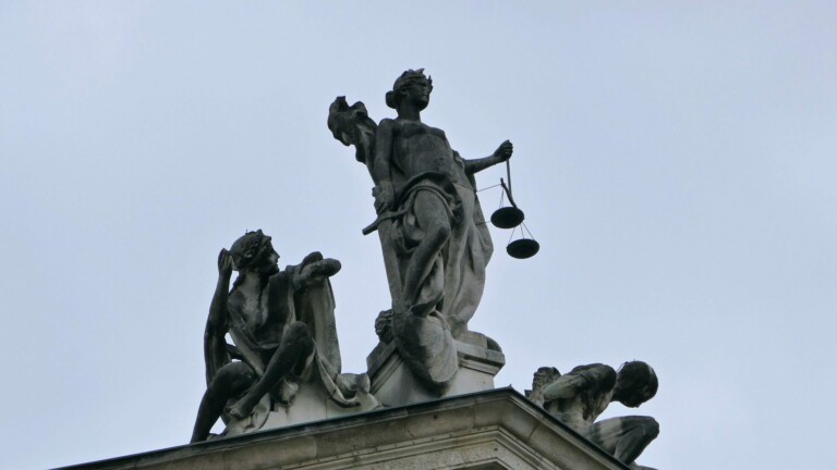 Stock image of a lady justice statue to accompany guide to employment law in Argentina