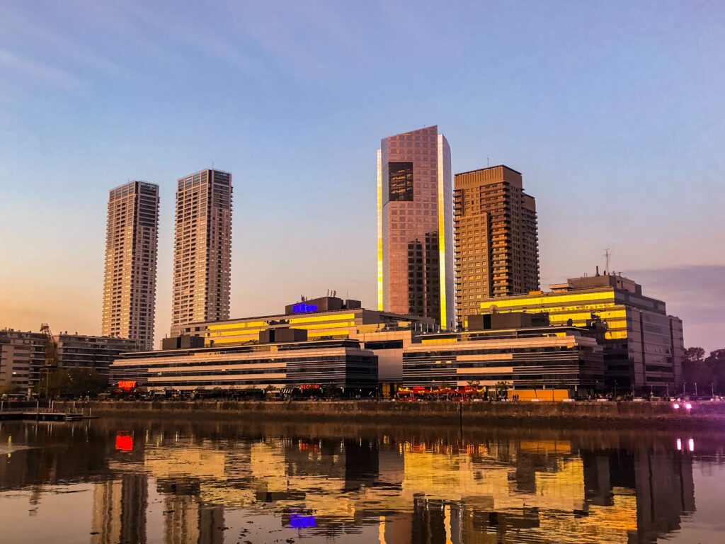 Una foto de stock del barrio Puerto Madero en Buenos Aires, Argentina, donde tal vez quiera comprar propiedades o hacer negocios.