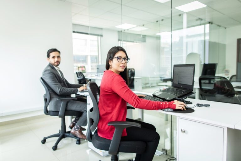 Una imagen de stock de BLH deíctando dos profesionales, representando la asesoría legal en El Salvador que usted puede necesitar