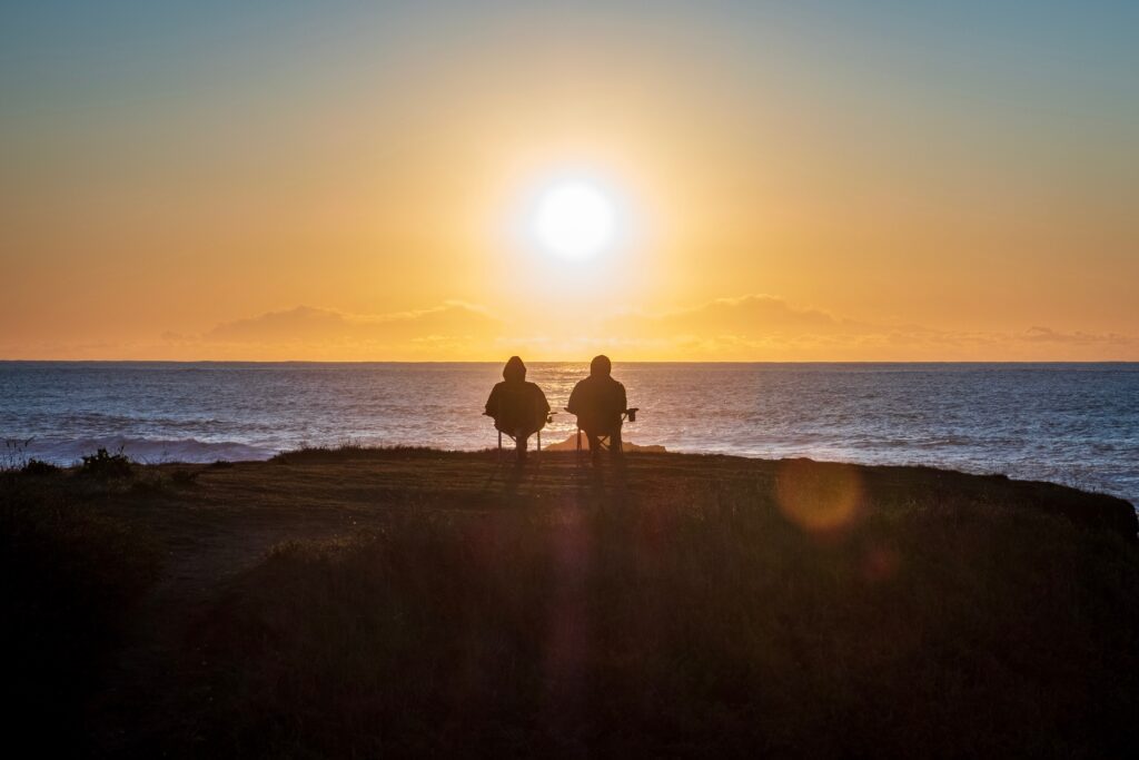 Una imagen de archivo de dos personas viendo una puesta de sol para acompañar un artículo sobre dónde retirarse en América Latina