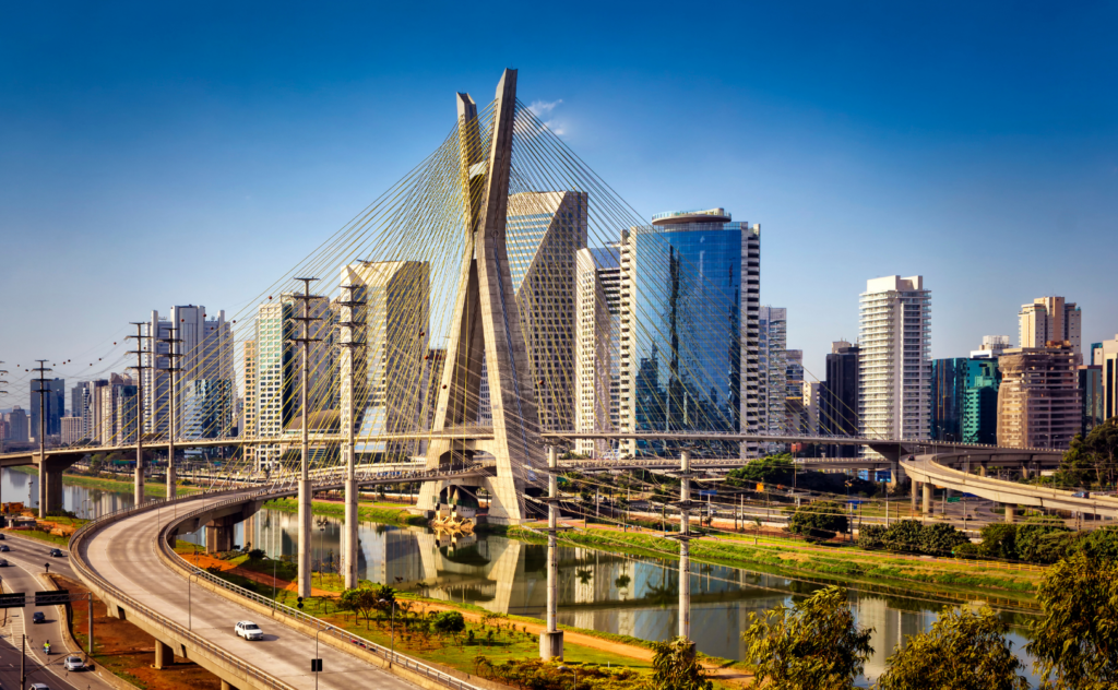 Uma imagem de estoque de São Paulo, a maior cidade do Brasil, onde você pode escolher a terceirização da folha de pagamento para o pessoal local