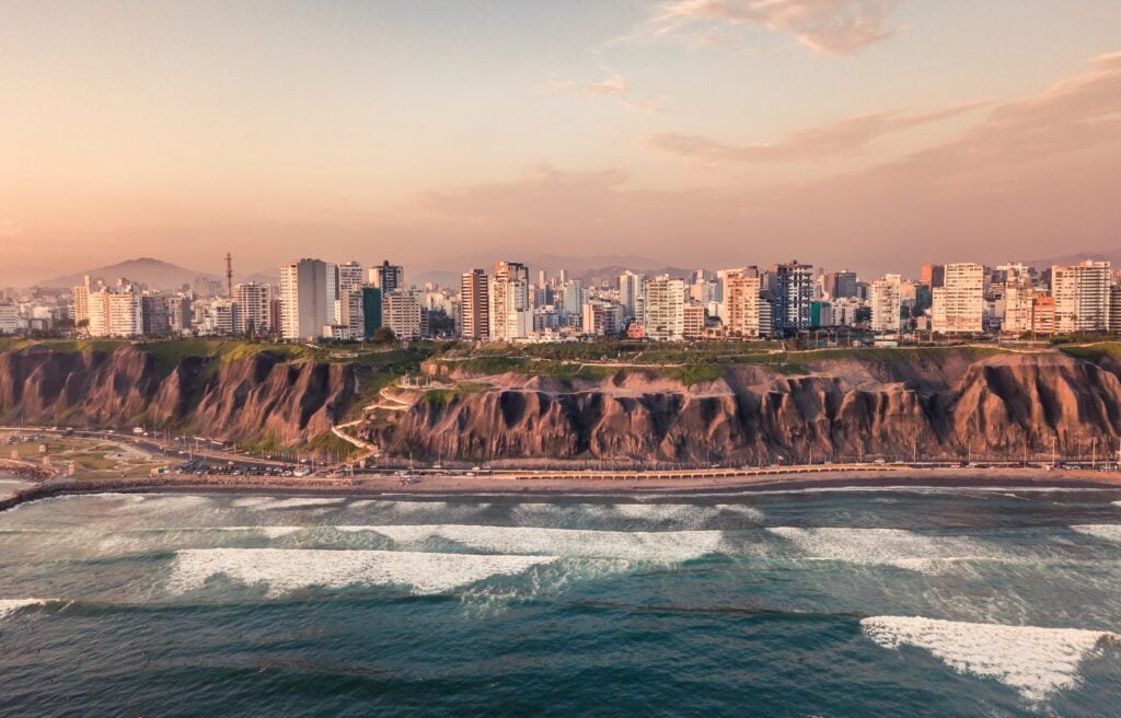 Una imagen de archivo de la costa cerca de Lima, la capital de Perú, donde tendrá que asegurarse los servicios de un buen abogado si planea invertir