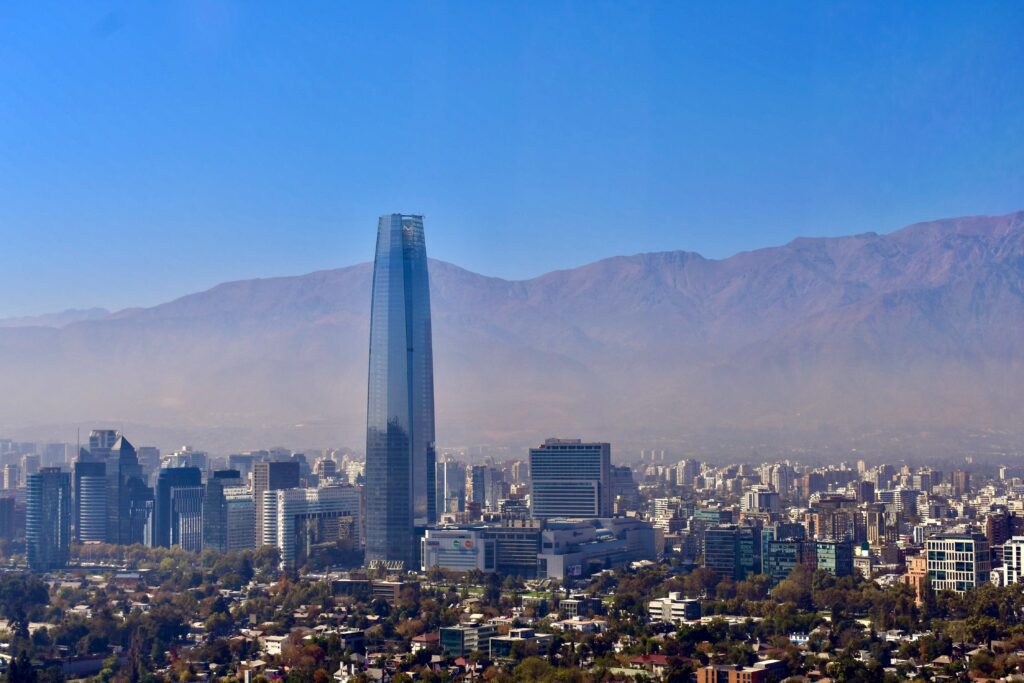 Una foto de Santiago de Chile, la capital de Chile, donde se pueden agilizar las operaciones mediante la externalización de los servicios de back office