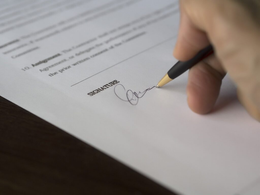 Imagen de archivo de alguien firmando un contrato. Existen dos tipos principales de contrato laboral según la legislación laboral de Costa Rica.