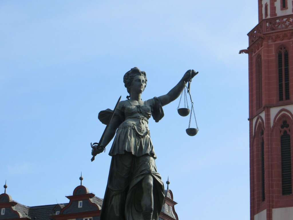 Stock image of a lady justice statue to accompany guide to employment law in Costa Rica