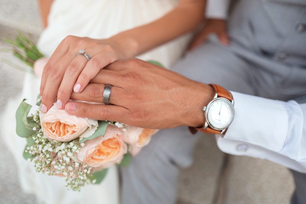 Una imagen de archivo que representa a una pareja de recién casados para acompañar a la guía de derecho laboral en Guatemala.