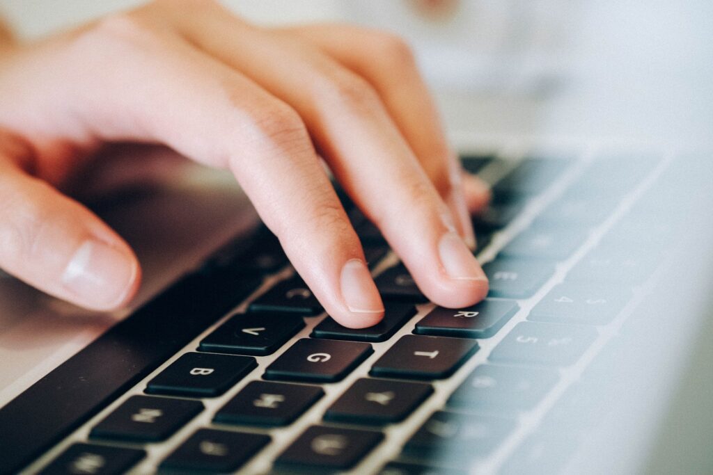 Imagem de estoque de alguém usando um computador para acompanhar o artigo sobre como registrar uma empresa no Brasil.