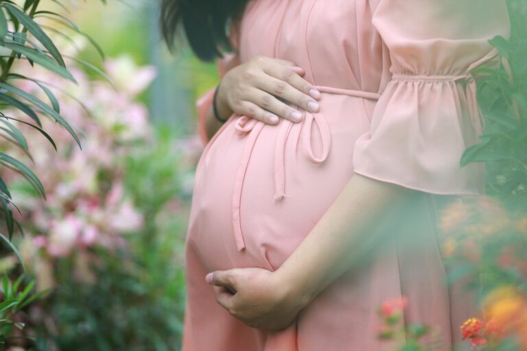 Una imagen de archivo de una mujer embarazada que destaca que el permiso de maternidad es de 12 semanas según la legislación laboral en Chile