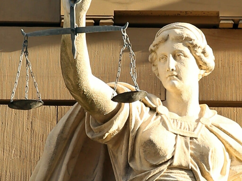 A stock photo of a justice statue to accompany guide to employment law in Guatemala