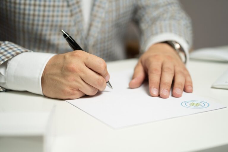 Imagen de archivo de una persona firmando un contrato, que representa uno de los tres principales tipos de contrato según la legislación laboral en Chile