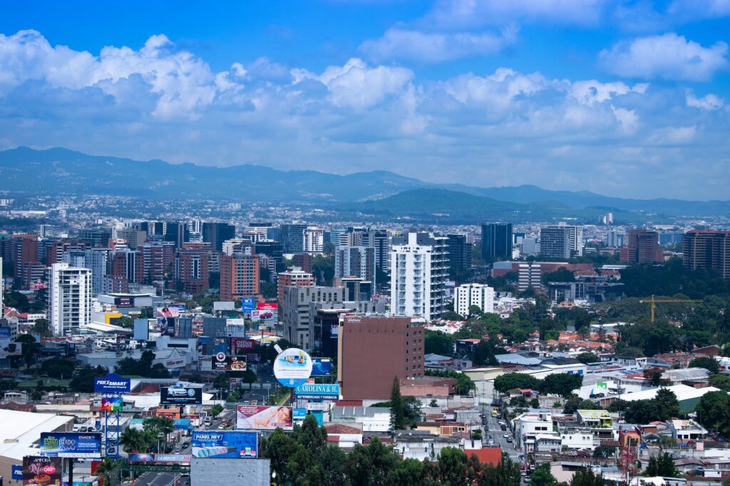 Una foto de la ciudad de Guatemala, donde probablemente se encuentre su abogado corporativo o procurador.