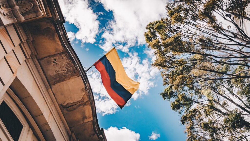 Foto de la bandera de Colombia para un artículo acerca de eventos en América Latina.