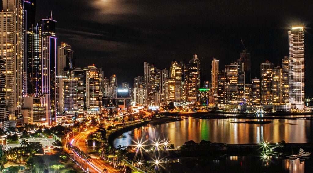 Una imagen de archivo de la ciudad de Panamá por la noche, la capital donde muchos proveedores de externalización de nóminas tendrán su sede.