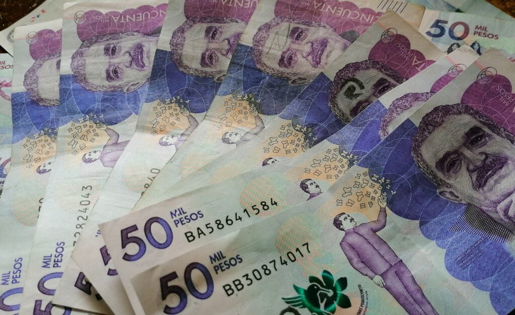 Una imagen de archivo de billetes colombianos de 50.000 pesos para acompañar un artículo sobre el impuesto a la renta en Colombia